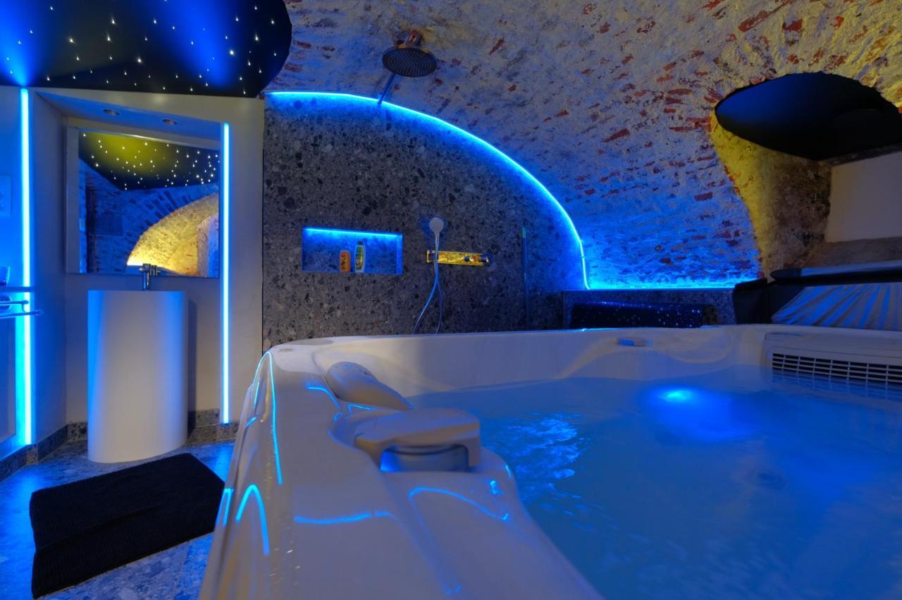 Secret Jacuzzi Mons - Parking Prive Gratuit Bed and Breakfast Buitenkant foto