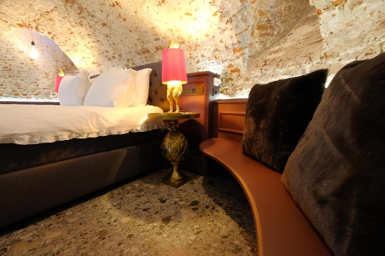 Secret Jacuzzi Mons - Parking Prive Gratuit Bed and Breakfast Buitenkant foto