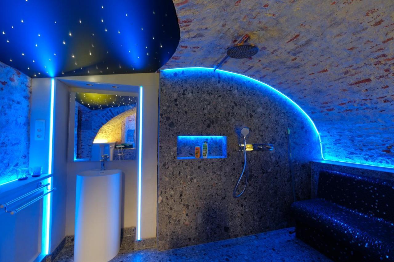 Secret Jacuzzi Mons - Parking Prive Gratuit Bed and Breakfast Buitenkant foto
