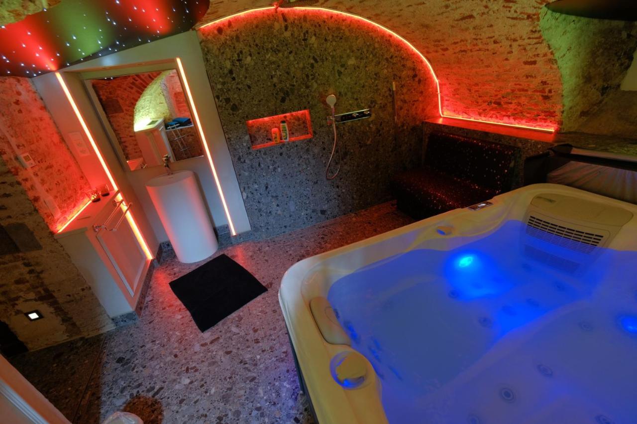Secret Jacuzzi Mons - Parking Prive Gratuit Bed and Breakfast Buitenkant foto