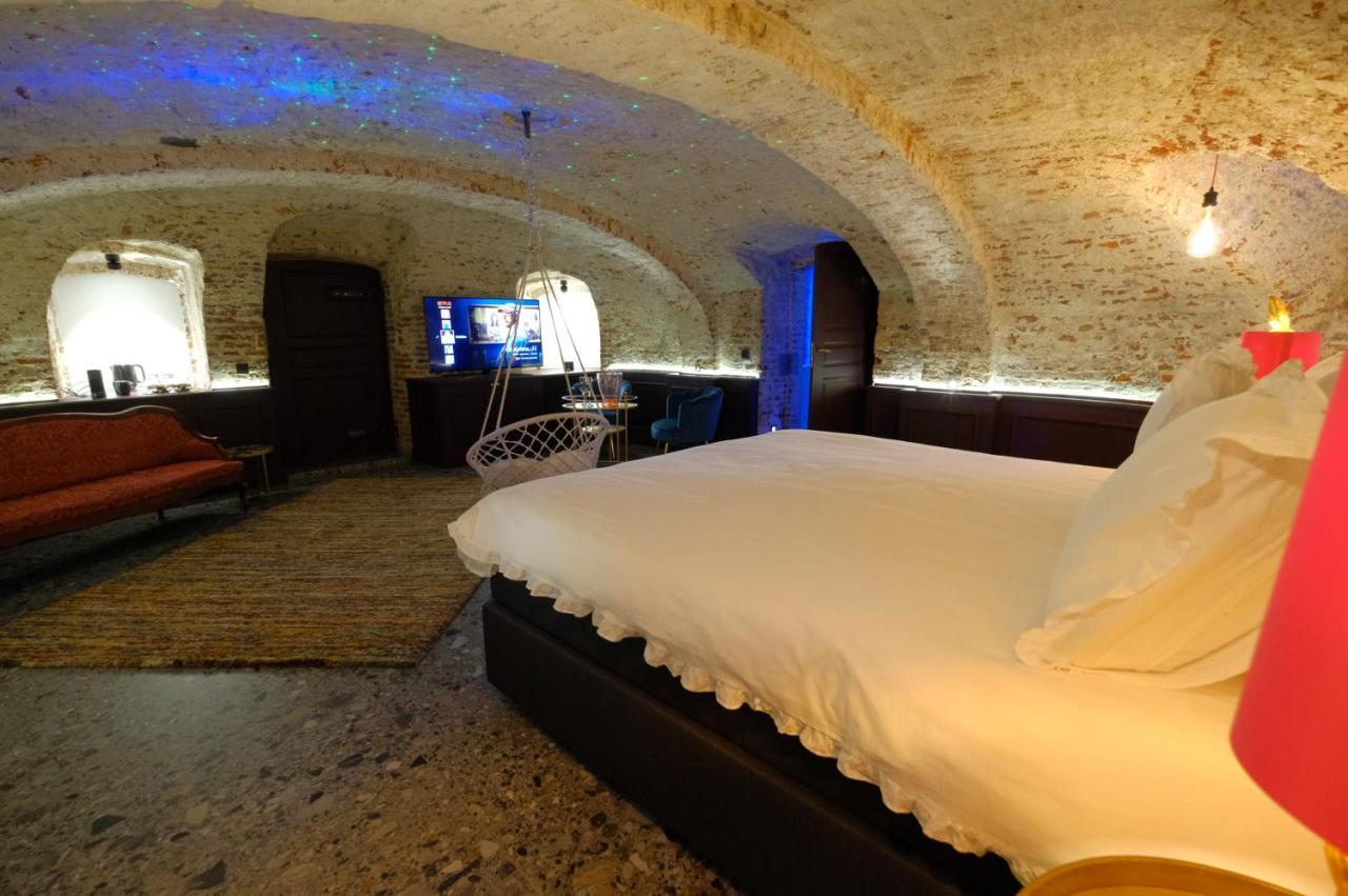 Secret Jacuzzi Mons - Parking Prive Gratuit Bed and Breakfast Buitenkant foto