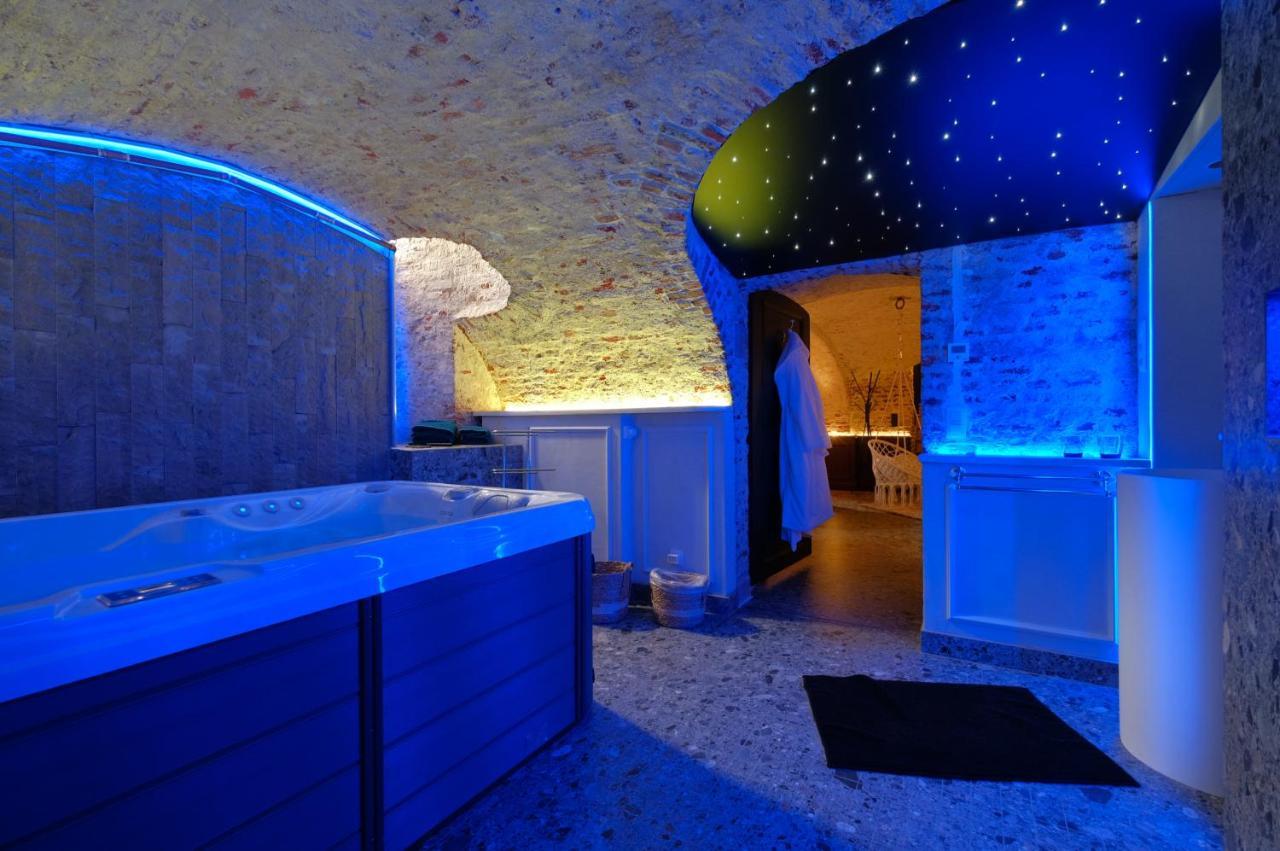 Secret Jacuzzi Mons - Parking Prive Gratuit Bed and Breakfast Buitenkant foto